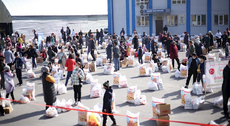 Türkiye'den Kırgızistan'da yaşayan 400 aileye gıda yardımı yapıldı