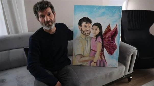 Şarkıcı Ebru Yaşar, enkaz altındaki kızının elini hiç bırakmayan Mesut Hançer ve ailesine ev hediye etti