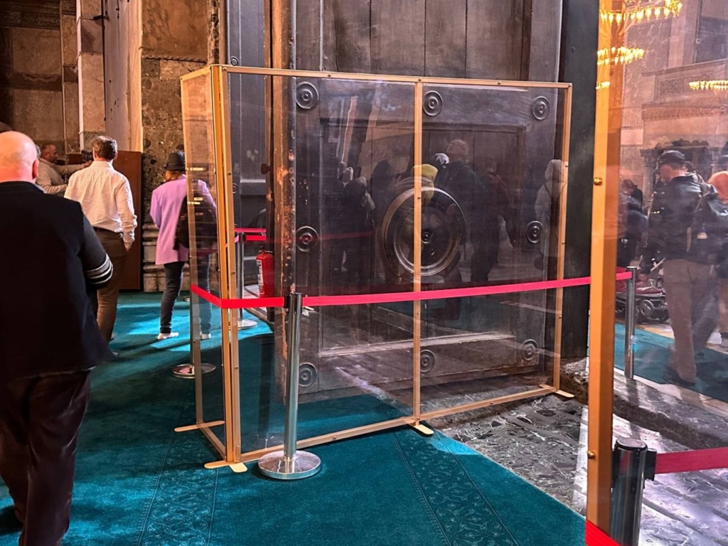 Ayasofya'nın kapısı cam ile korunmaya başlandı