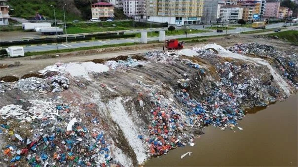 AK Partili Belediye İlçelerin çöplerini denize döktü