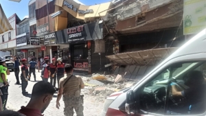 Deprem Bölgesinde Korkutan Olay: 4 Katlı Bina Yıkıldı, 3 Kişi Enkaz Altında Kaldı