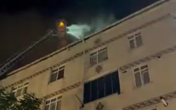 Esenler’de 5 Katlı Binanın Çatısında Çıkan Yangın
