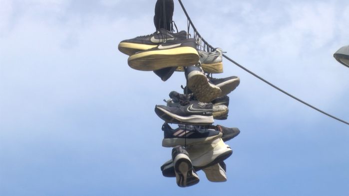 İstanbul’da Elektrik Tellerine Asılan Ayakkabılar Şaşırttı