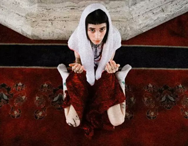Kocatepe Camii’nde Moda Çekimi Yapan Bilal Kısa Gözaltına Alındı