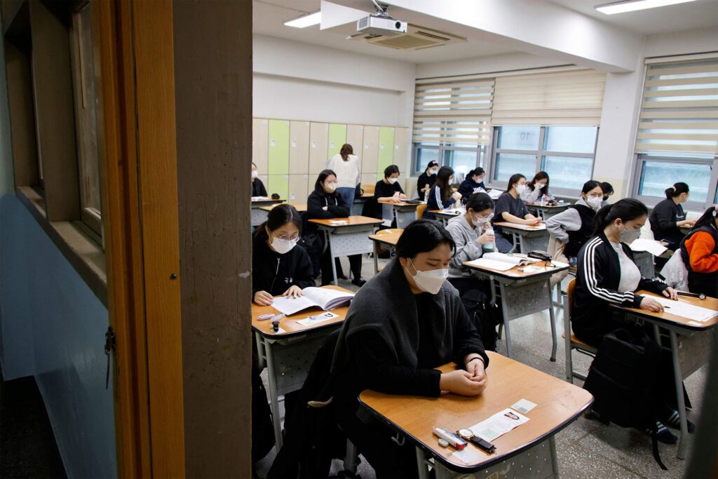Güney Kore'de Üniversite Giriş Sınavında Erken Biten Bölüm Hükümeti Davalık Ediyor