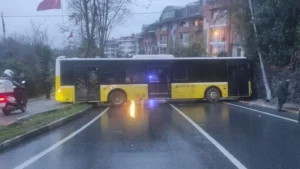 Beşiktaş’ta Yağışlı Havada Otobüs Kazası: Yolcular Yaralı