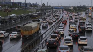 İstanbul'da Yağmurlu Hava Trafiği Kilitledi
