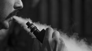 Elektronik Sigara Kullanımının Yeni Tehdidi: 'EVALI' Hastalığı