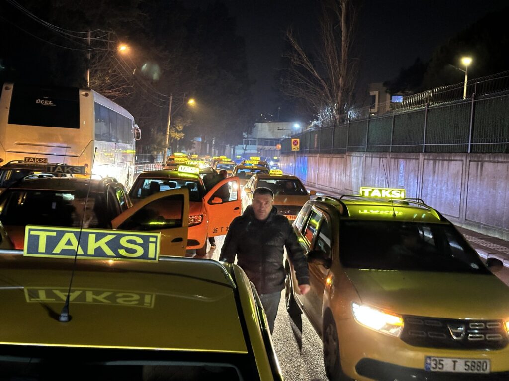 İzmir'de Katledilen Taksici için Meslektaşları Konvoy Oluşturdu