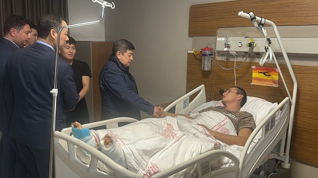 Kırgızistan Bakanlar Kurulu Başkanı Caparov, Adana'da Tedavi Gören Yaralı Vatandaşları Ziyaret Etti