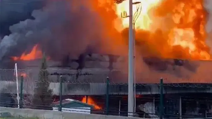 SON DAKİKA: İzmir'de Lojistik Deposunda Yangın